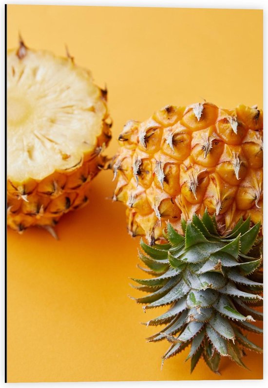 Dibond - Opengesneden Ananas met Gele Achtergrond - 40x60cm Foto op Aluminium (Met Ophangsysteem)