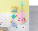 Badkamer decor met roze druppelvormige badmat aan haak. Gele badeend op plankje. Roze beker met speelgoed in, aan haak.