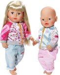 BABY born pop met blonde haren en een kale BABY born pop. Pop met haar draagt roze jasje, lichtblauwe broek met regenboog. Kale pop draagt lichtblauw jasje, roze broek.