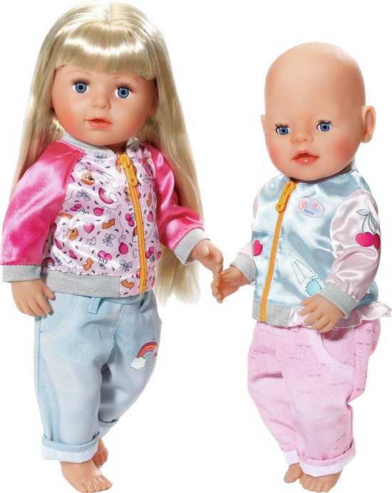 BABY born pop met blonde haren en een kale BABY born pop. Pop met haar draagt roze jasje, lichtblauwe broek met regenboog. Kale pop draagt lichtblauw jasje, roze broek.