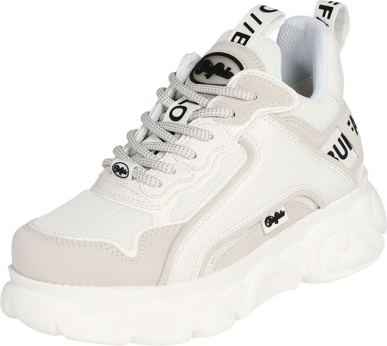 Witte Buffalo sneaker met beige overlays, vetersluiting en tekst 'BUFFALO' op de zijkant.