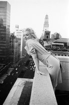 Luxe Wanddecoratie - Fotokunst 'Pure Merilyn Monroe Ambassador Hotel Balcony'- Dibond - Blind Aluminium Ophangsysteem - 80 x 120 - Akoestisch en UV Werend - inclusief verzending  -