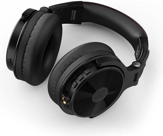 Zwarte over-ear koptelefoon, liggend op een witte achtergrond, met rode stiksels op de hoofdband. Met zichtbare bedieningsknoppen.