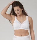 Witte beha met kanten details gedragen door een model die haar haar aanraakt.