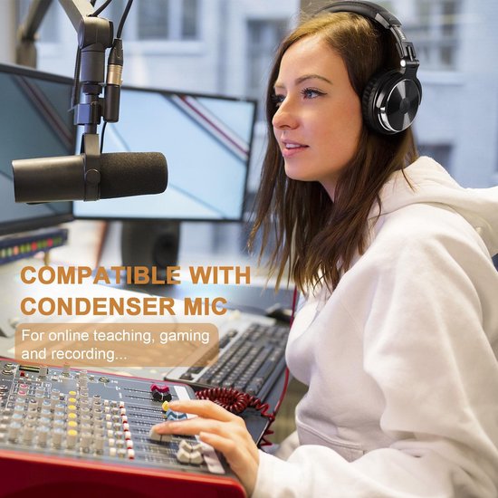 Vrouw met zwarte Studio DJ koptelefoon bij een mengpaneel en microfoon, tekst 'COMPATIBLE WITH CONDENSER MIC'.
