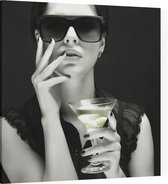 Vrouw met drankje - Foto op Canvas - 100 x 100 cm