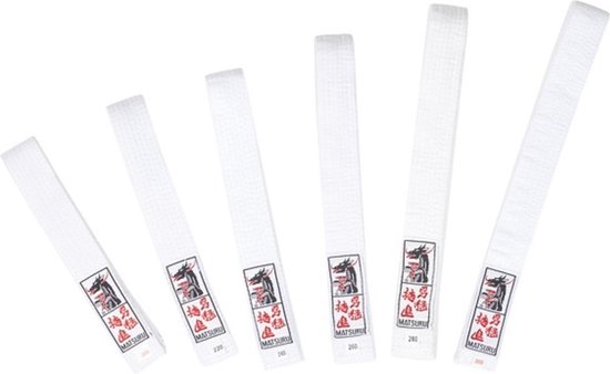 Six ceintures blanches Matsuru, chacune avec une étiquette représentant un dragon et des caractères japonais. Les longueurs varient de 200 cm à 300 cm.