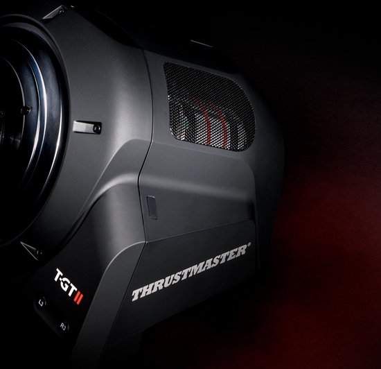 Zwart Thrustmaster T-GT II racestuur en basis met roosterdetails, tegen een donkere achtergrond met rode gloed.