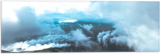 Vlag - Mist en Wolken op Hoge Bergtop - 60x20 cm Foto op Polyester Vlag