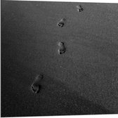 Dibond - Voetstappen op het Strand (Zwart- wit) - 80x80 cm Foto op Aluminium (Wanddecoratie van metaal)