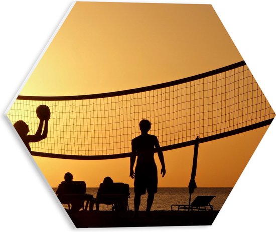 PVC Schuimplaat Hexagon - Silhouet van Gelukkig Familie op het Strand tijdens Volleybal - 30x26.1 cm Foto op Hexagon (Met Ophangsysteem)