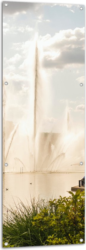 Tuinposter – Waterfontein in een Meer - 50x150 cm Foto op Tuinposter (wanddecoratie voor buiten en binnen)