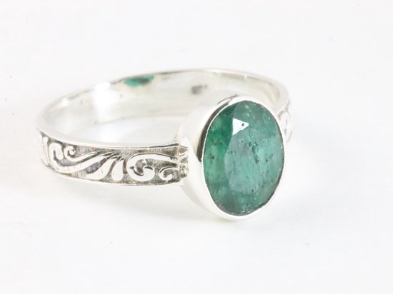 Fijne bewerkte zilveren ring met smaragd - maat 16