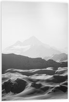 PVC Schuimplaat - Zwart-wit Foto van Bergen in de Sneeuw - 60x90 cm Foto op PVC Schuimplaat (Met Ophangsysteem)