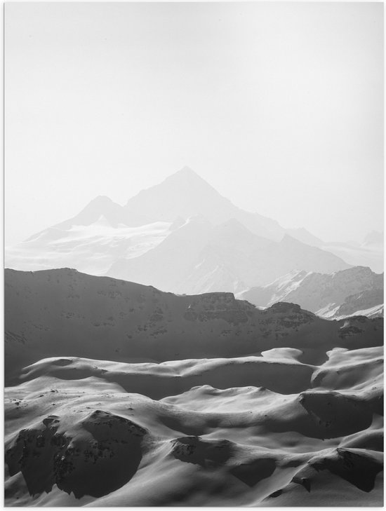 Poster Glanzend – Zwart-wit Foto van Bergen in de Sneeuw - 30x40 cm Foto op Posterpapier met Glanzende Afwerking