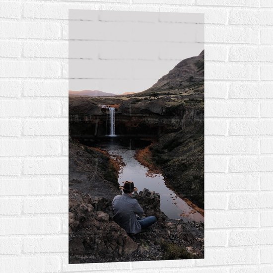 Muursticker - Man bij Waterval op Rivier tussen Rotsen - 50x100 cm Foto op Muursticker