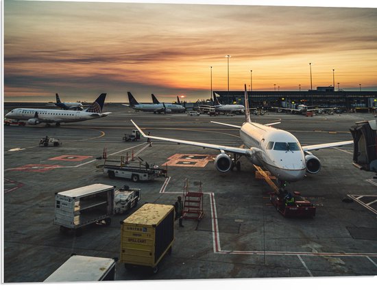 WallClassics - PVC Schuimplaat- Meerdere Vliegtuigen geparkeerd op Vliegbasis - 80x60 cm Foto op PVC Schuimplaat