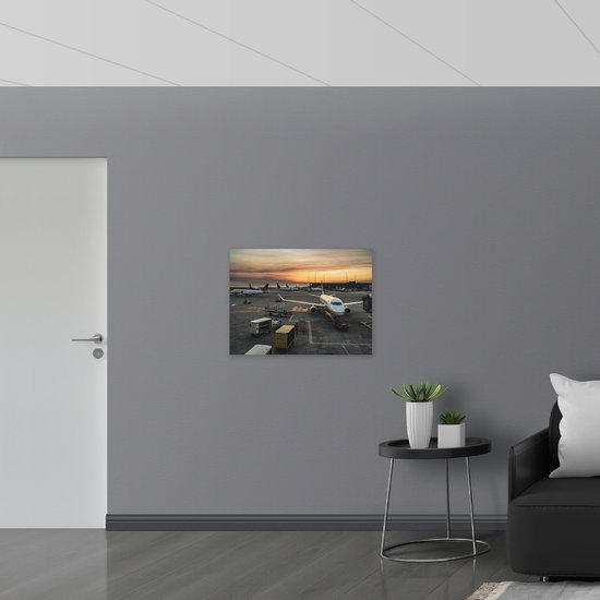 WallClassics - Hout - Meerdere Vliegtuigen geparkeerd op Vliegbasis - 80x60 cm - 9 mm dik - Foto op Hout (Met Ophangsysteem)