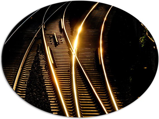WallClassics - Dibond Ovaal - Kruisende Spoorwegen in het Donker - 80x60 cm Foto op Ovaal (Met Ophangsysteem)