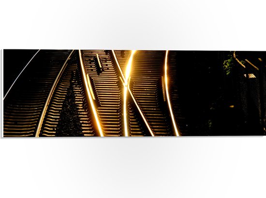 WallClassics - PVC Schuimplaat - Kruisende Spoorwegen in het Donker - 60x20 cm Foto op PVC Schuimplaat (Met Ophangsysteem)