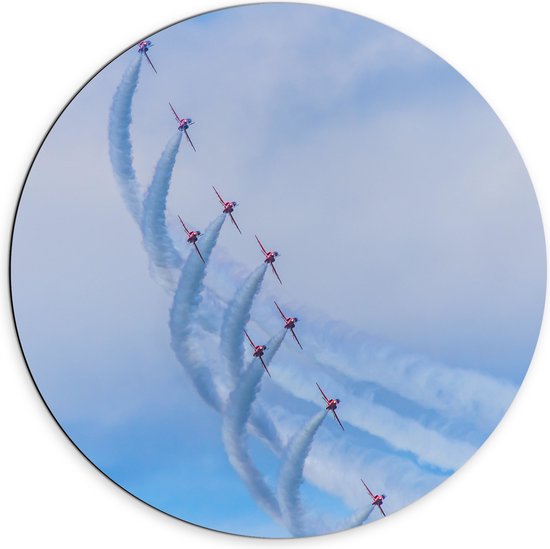 WallClassics - Dibond Muurcirkel - Groepje Vliegtuigen tijdens Vliegtuigshow - 70x70 cm Foto op Aluminium Muurcirkel (met ophangsysteem)