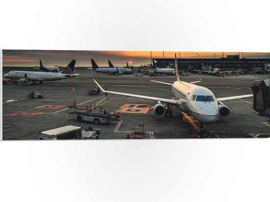WallClassics - PVC Schuimplaat- Meerdere Vliegtuigen geparkeerd op Vliegbasis - 90x30 cm Foto op PVC Schuimplaat