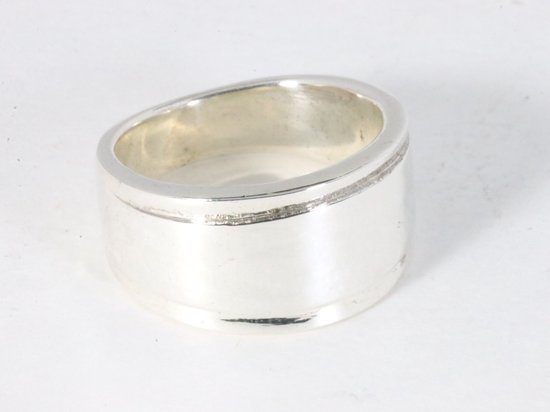 Zware hoogglans zilveren ring met gegraveerde randen - maat 16