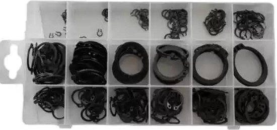 Een wit assortimentsdoosje met 15 vakjes, gevuld met diverse maten zwarte metalen uitwendige circlips.
