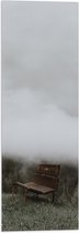 Vlag - Oud Houten Bankje in Mist op Berg met Uitzicht op Bos - 20x60 cm Foto op Polyester Vlag