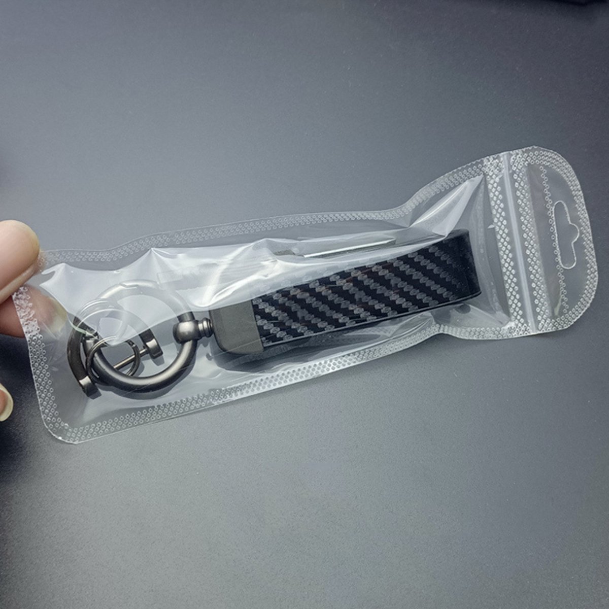 RIXERKOC Carbon Fiber Style autosleutelhanger, microvezel lederen sleutelhanger, vervanging voor mannen, 360 graden draaibaar, met anti- verlies D-ring, 2 stuks (zwart groen