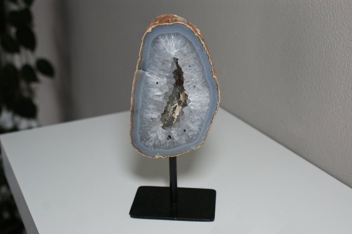 Agaat op standaard natuurtint met bergkristal | 595 gram | 15,5cm hoog | Agaat Geode | FLOATY STONE