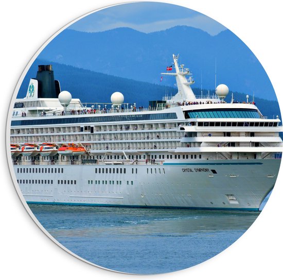 WallClassics - PVC Schuimplaat Muurcirkel - Groot Wit Cruiseschip varend bij Bergen - 20x20 cm Foto op Muurcirkel (met ophangsysteem)