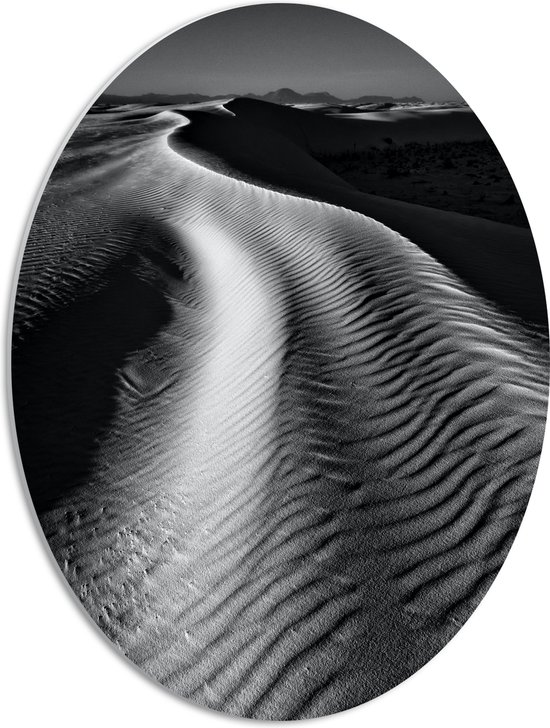 PVC Schuimplaat Ovaal - Maan boven Zandheuvels (Zwart- wit) - 42x56 cm Foto op Ovaal (Met Ophangsysteem)