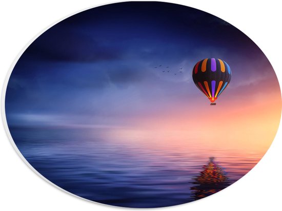 WallClassics - PVC Schuimplaat Ovaal - Luchtballon met Verschillende Kleuren boven Donker Water met Donkere Lucht - 28x21 cm Foto op Ovaal (Met Ophangsysteem)