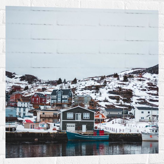 Muursticker - Verschillende Kleuren Huisjes aan het Water in Skigebied - 80x80 cm Foto op Muursticker
