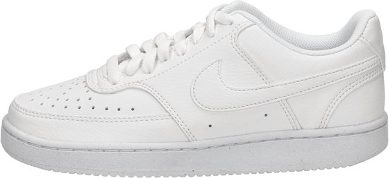 Witte Nike Court Vision Low dames sneaker, zijaanzicht met veters en Swoosh logo.