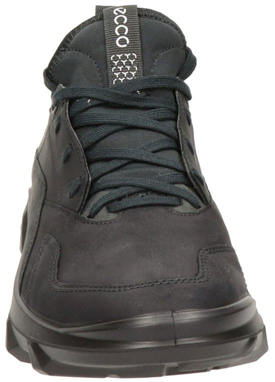 Zwarte Ecco sneaker van nubuck leer, met veters en logo op de tong.