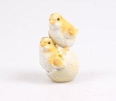 Oneiro’s Luxe KUIKENTJES OP ELKAAR 11X8X14 cm – decoratie – pasen – paasdecoratie – paashaas – eieren – has – kip – gekleurde eieren – paastak – lente – feestdecoratie