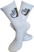 Verjaardags cadeau - Tennis V Pride Sokken - vrolijke sokken - witte sokken - tennis sokken - sport sokken - valentijns cadeau - sokken met tekst - aparte sokken - grappige sokken - Socks waar je Happy van wordt - maat 37-44