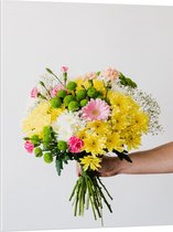PVC Schuimplaat- Bloemboeket tegen Witte Muur in Groen, Gele en Roze Kleuren - 75x100 cm Foto op PVC Schuimplaat