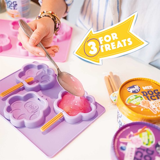 Hand vult pootvormige holtes van een paars ijsvormpje met roze vloeistof. Pijltje: "3 FOR TREATS".