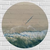 Muursticker Cirkel - Bovenaanzicht van Persoon op Verlaten Strand bij Oceaan - 80x80 cm Foto op Muursticker