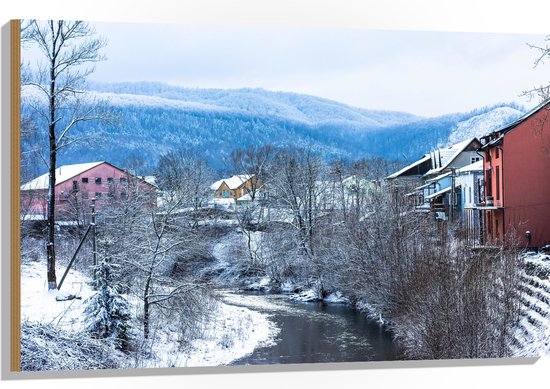 Hout - Kleine Rivier langs Huisjes in Skigebied - 105x70 cm - 9 mm dik - Foto op Hout (Met Ophangsysteem)