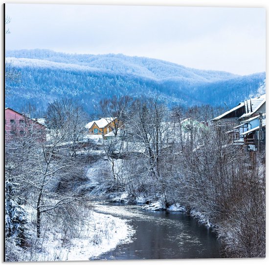 Dibond - Kleine Rivier langs Huisjes in Skigebied - 50x50 cm Foto op Aluminium (Wanddecoratie van metaal)