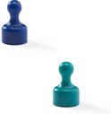 Donkerblauwe en groene pionvormige magneten op een witte achtergrond.
