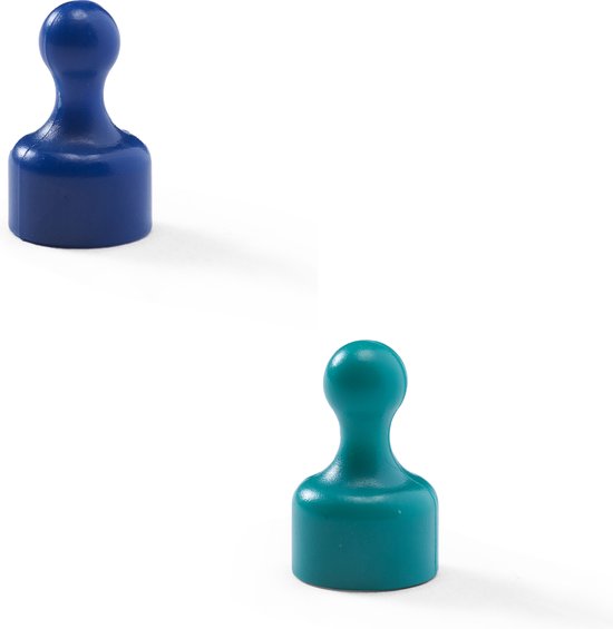 Donkerblauwe en groene pionvormige magneten op een witte achtergrond.