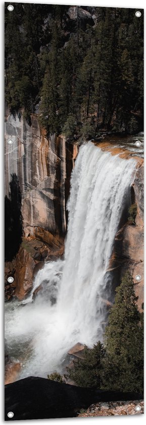 WallClassics - Tuinposter – Hoge Waterval in Landschap met Bomen - 50x150 cm Foto op Tuinposter (wanddecoratie voor buiten en binnen)