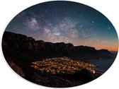 WallClassics - Plaque Ovale en Mousse PVC - Ville Illuminée sous les Etoiles - Photo 40x30 cm sur Ovale (Avec Système d'accrochage)