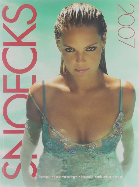 Model in het water met een blauw-groene jurk met decoraties. Tekst: Snoeckx 2007.