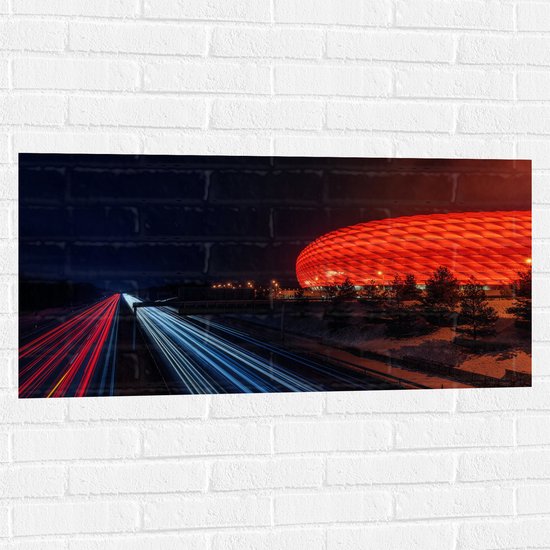 WallClassics - Muursticker - Arena in de Nacht - Duitsland - 100x50 cm Foto op Muursticker